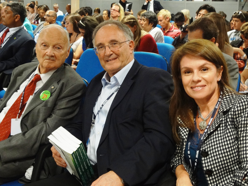 Jeanine Pires, consultora da Pires e Associados e do Conselho de Turismo e Negócios da FECOMÉRCIO-SP em Painel sobre turismo sustentável na Rio+20, ao lado de Maurice Strong, Assessor Especial do secretário geral da OMT e Geoffrey Lipman, Diretor da Greenearth.travel