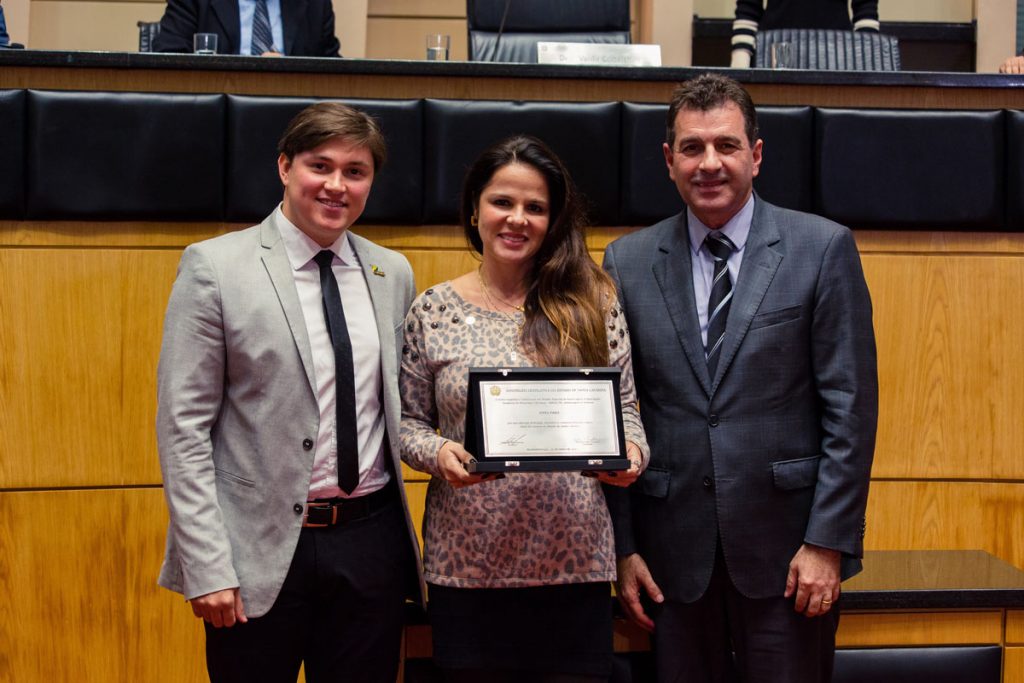 Juliana Pires recebe homenagem da ABEOC em nome de Anita Pires