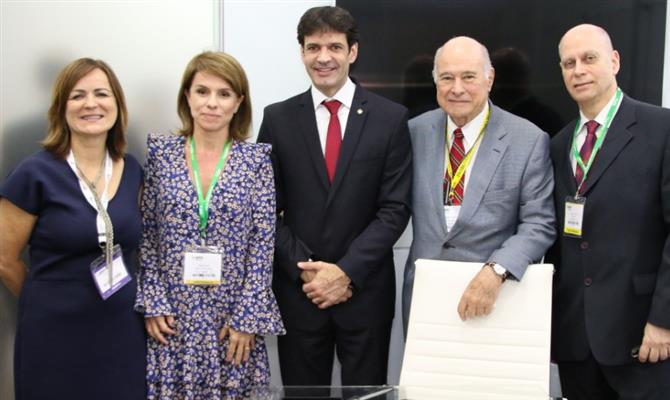 O ministro Marcelo Álvaro Antônio, do Turismo, recebe os sócios da Matcher, Ana Donato, Jeanine Pires e Guillermo Alcorta, e o executivo Lawrence Reinisch - Foto: Filip Calixto - Panrotas